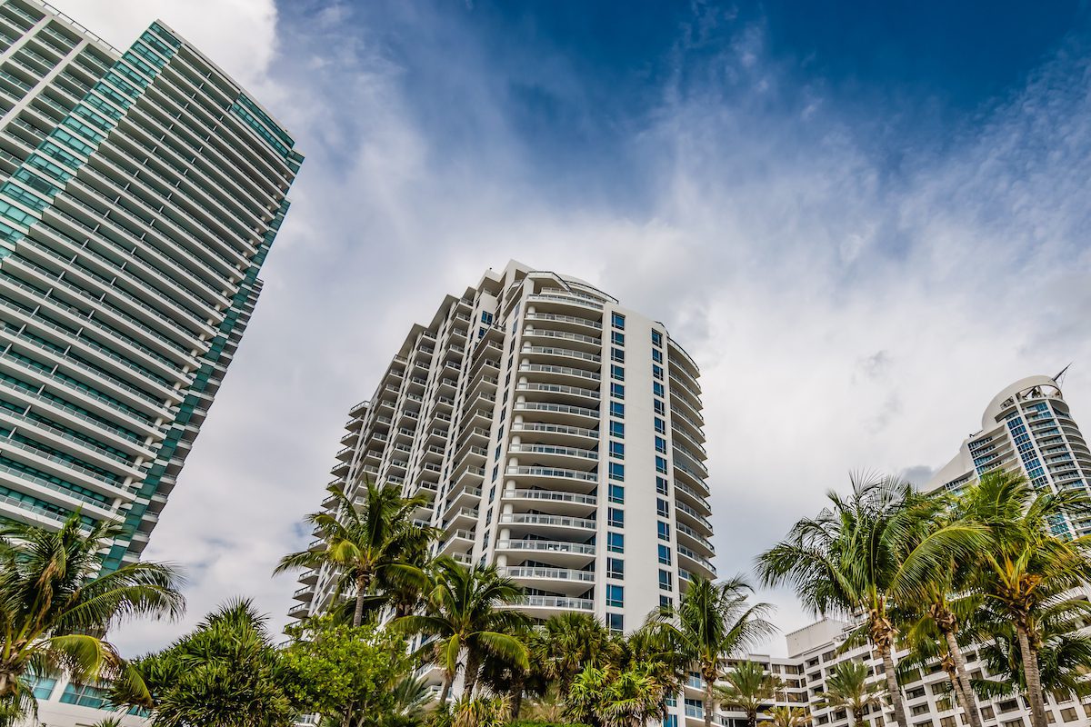 Prepare for a hurricane in an apartment